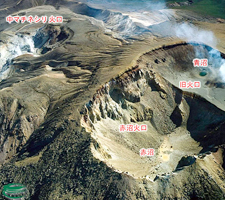 写真3 ポンマチネシリ火口全景(南西側から撮影) 垂直写真2でみられる赤沼火口底の亀裂はこの段階では認められない。