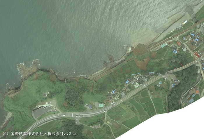 3　柏崎市青海川　JR青海川駅周辺　海食崖の崩壊、鉄道施設の被害