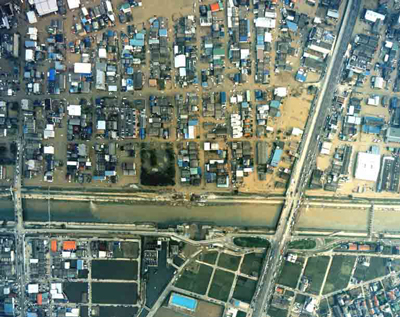 新川の堤防決壊地点周辺の航空写真