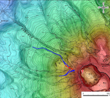 雌阿寒岳北西斜面のELSAMAP　※地形図提供：北海道釧路土木現業所 赤線は新火口の位置。青線は泥流の範囲。「？」は噴気が激しく詳細がわからない場所。