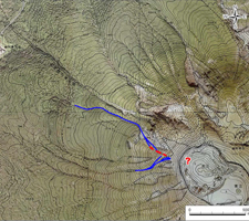 雌阿寒岳北西斜面のオルソフォトマップ ※地形図・オルソフォト提供：北海道釧路土木現業所 赤線は新火口の位置。青線は泥流の範囲。「？」は噴気が激しく詳細がわからない場所。