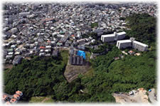 那覇市首里鳥堀町で発生した地盤陥没によるマンション傾斜斜め写真 02