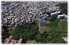 那覇市首里鳥堀町で発生した地盤陥没によるマンション傾斜斜め写真 01