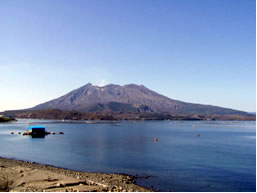 現地写真3(2006年2月5日撮影)垂水市牛根麓にある「道の駅たるみず」から撮影。桜島の東側を望む。