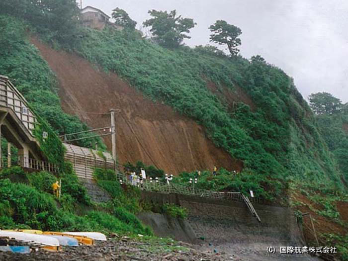 20 斜面崩壊：柏崎市青海川　JR信越本線埋没状況（海岸から）