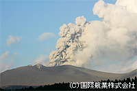 ①新燃岳南側斜面の状況