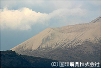 ⑤高千穂峰西側斜面の降灰状況　噴石を主体とする新燃岳西側斜面と比較して、地表面が滑らかになっている。変化抽出図の赤色部に対応する。