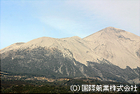 ⑥高千穂峰南側斜面の状況　高千穂峰に火山灰が厚く堆積している様子がわかる。変化抽出図の赤色部と概ね一致する。