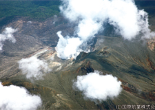 斜め写真002 火口周辺では、火砕物堆積域に多数のガリーが発生し、四方に流下している