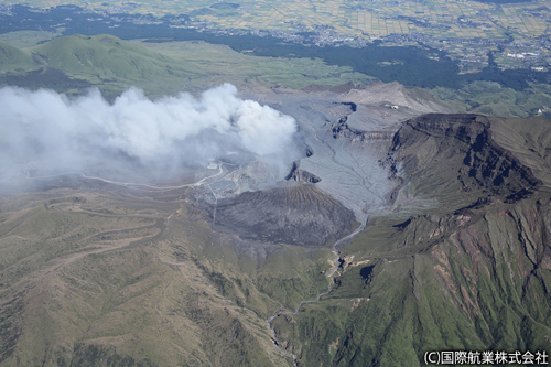 斜め写真001　火口周辺を南側より見る。火砕物の堆積している範囲が灰色に見える。