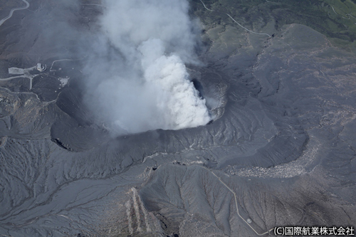 斜め写真004　火口を東側より見る。火砕物の堆積は比較的に浅く、大きな地形変化は生じていないように見える。
