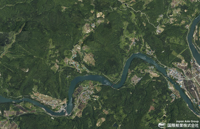 阿賀川は蛇行して地すべり付近の斜面は河川の水衝部となっています。しかし、地すべりが面している阿賀川は、二つの水力発電用ダムに挟まれた貯水池になっています。