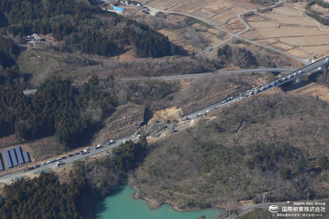 常磐自動車道相馬IC北側3km付近（相馬市黒木地内）の法面崩壊の状況