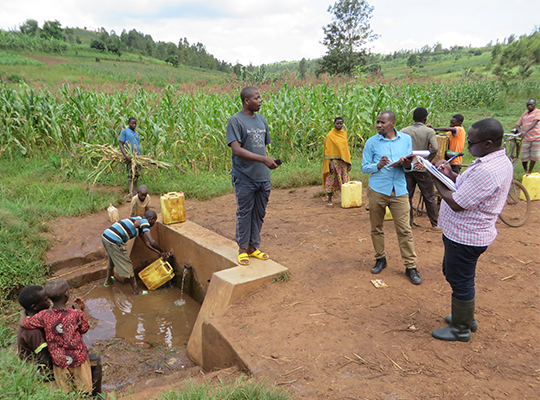 地方給水マネジメント強化プロジェクト_保護湧水の実態調査の様子