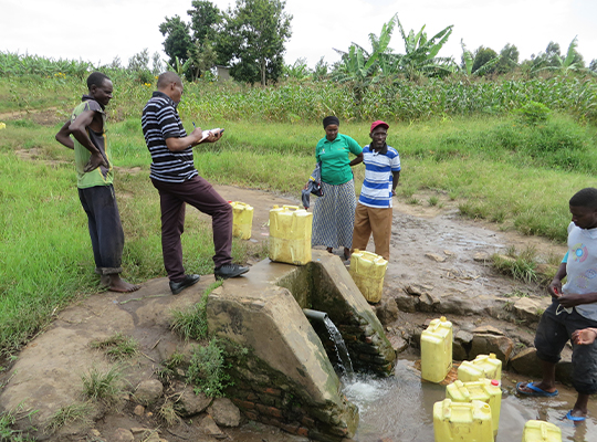 地方給水マネジメント強化プロジェクト_保護湧水の実態調査の様子
