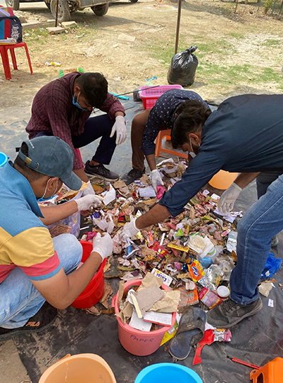 インド国ヴァラナシ市衛生改善プロジェクト_ごみ量ごみ質調査の様子