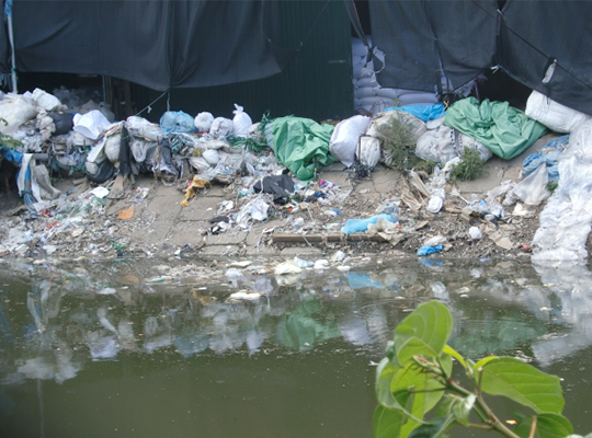 ごみの流出リスクの高いプラスチックリサイクル工場(ベトナム)